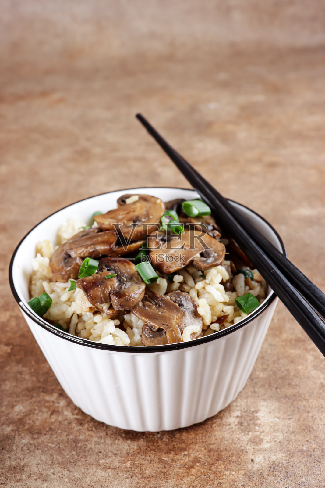 米饭jamur。蘑菇饭或米饭蘑菇烩饭。照片摄影图片