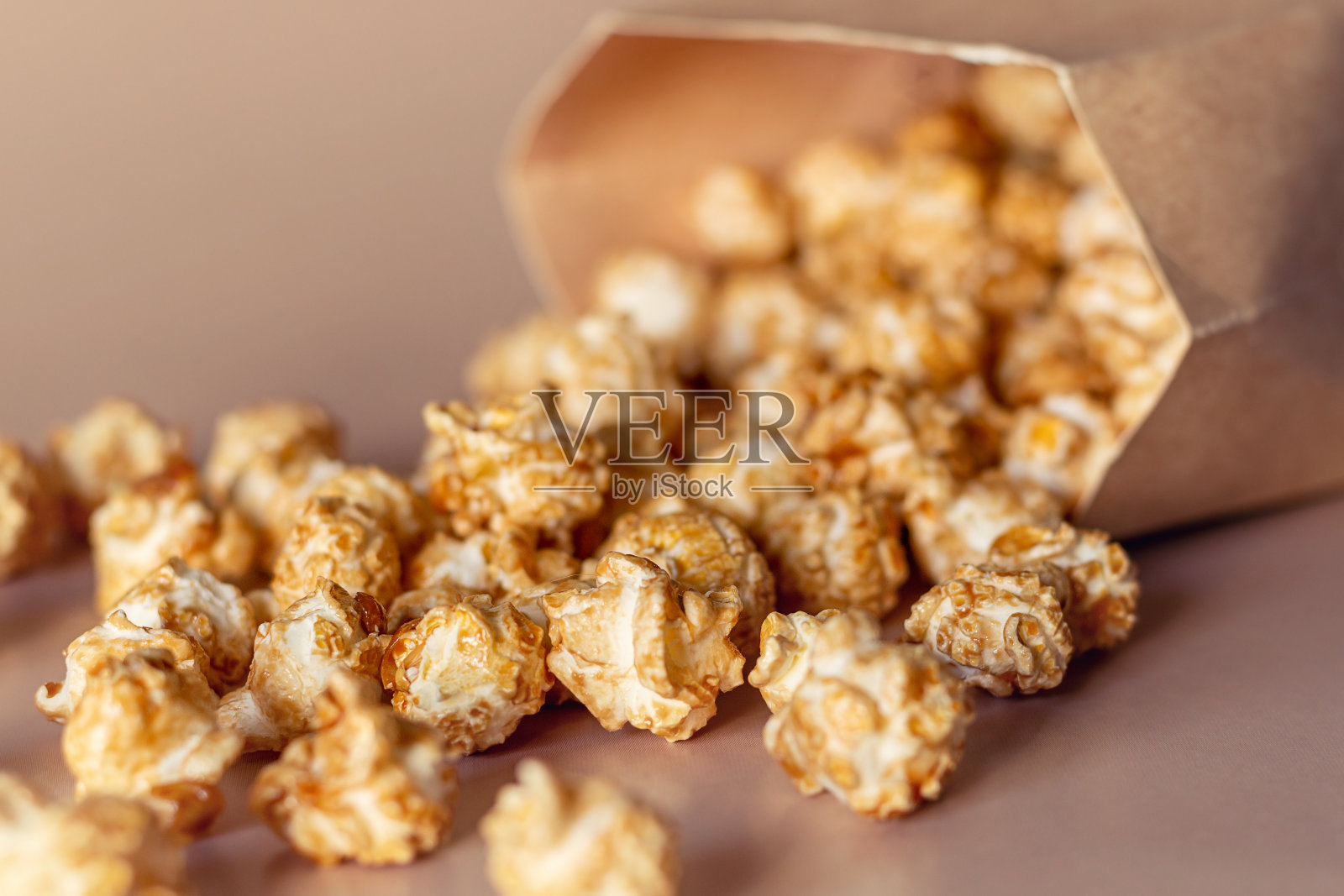 爆米花从纸袋里撒出来的特写镜头照片摄影图片
