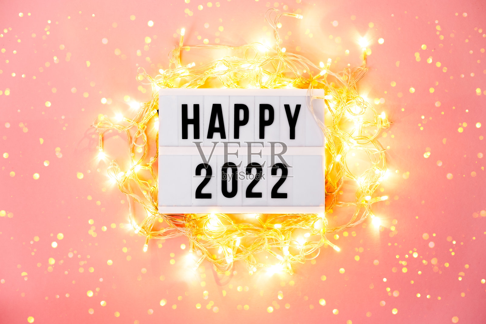 快乐新年2022信板灯箱与圣诞装饰和花环闪闪发光的灯。圣诞节和节日背景。照片摄影图片