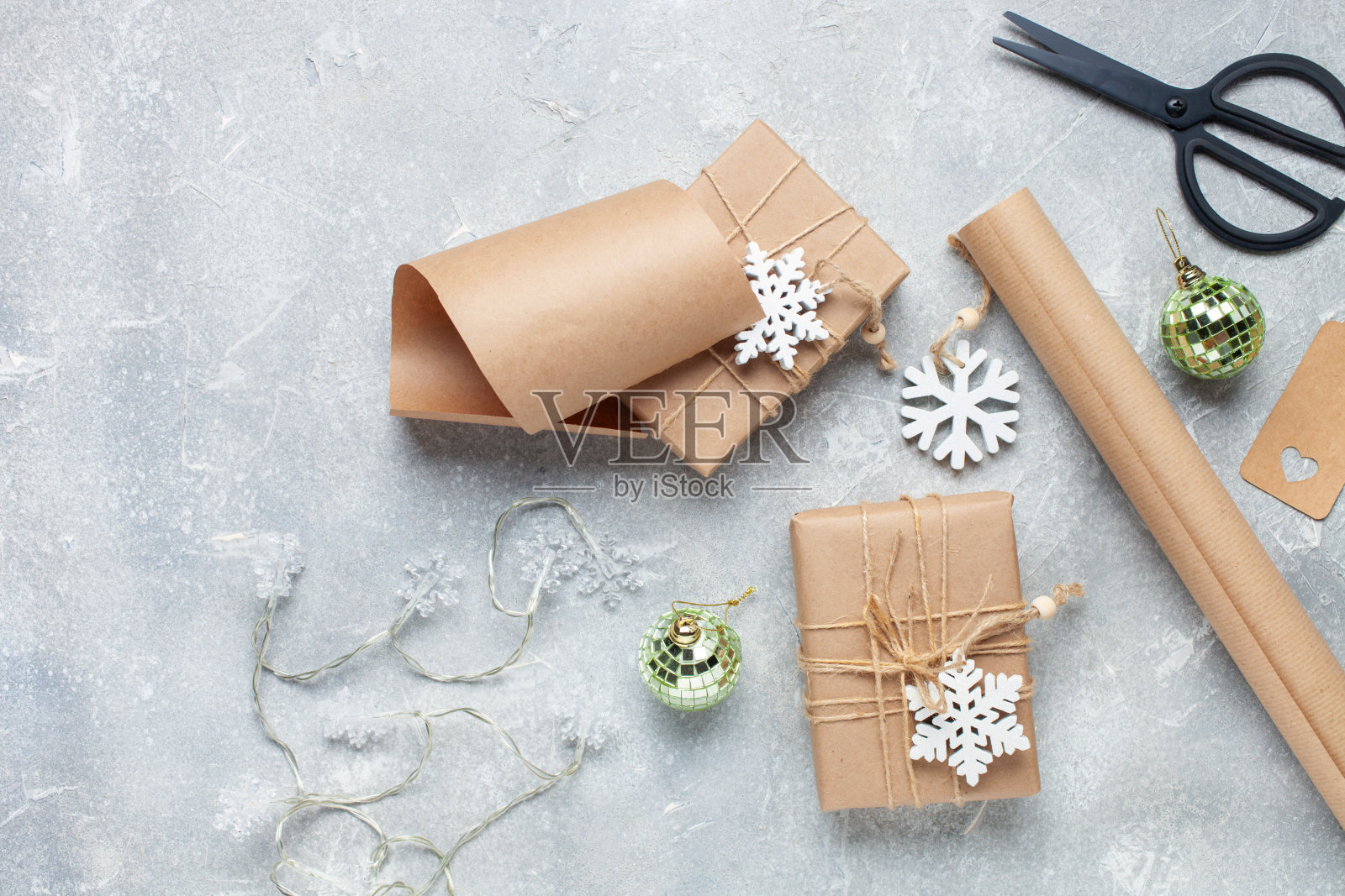 灰色背景上的圣诞礼品盒。圣诞节概念，寒假准备，节礼日。节日的模型。前视图。平躺照片摄影图片