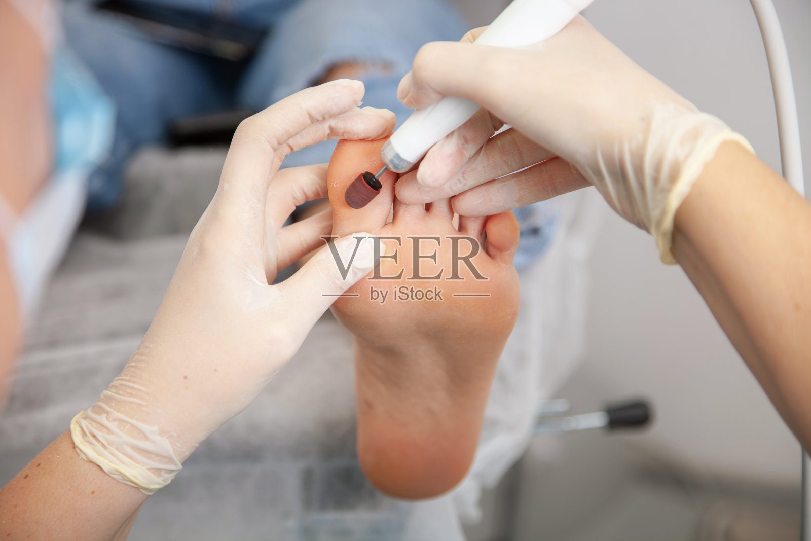 专用电动脱皮脚。专业五金足疗器械。足部医疗诊所照片摄影图片