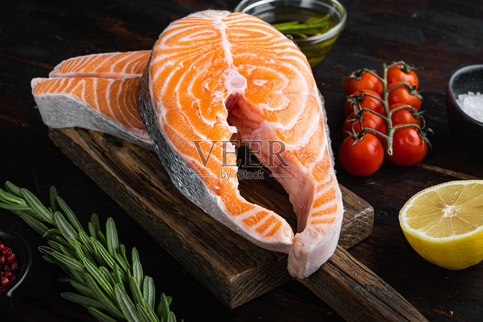 生鲑鱼牛排配香草，放在旧木桌上照片摄影图片