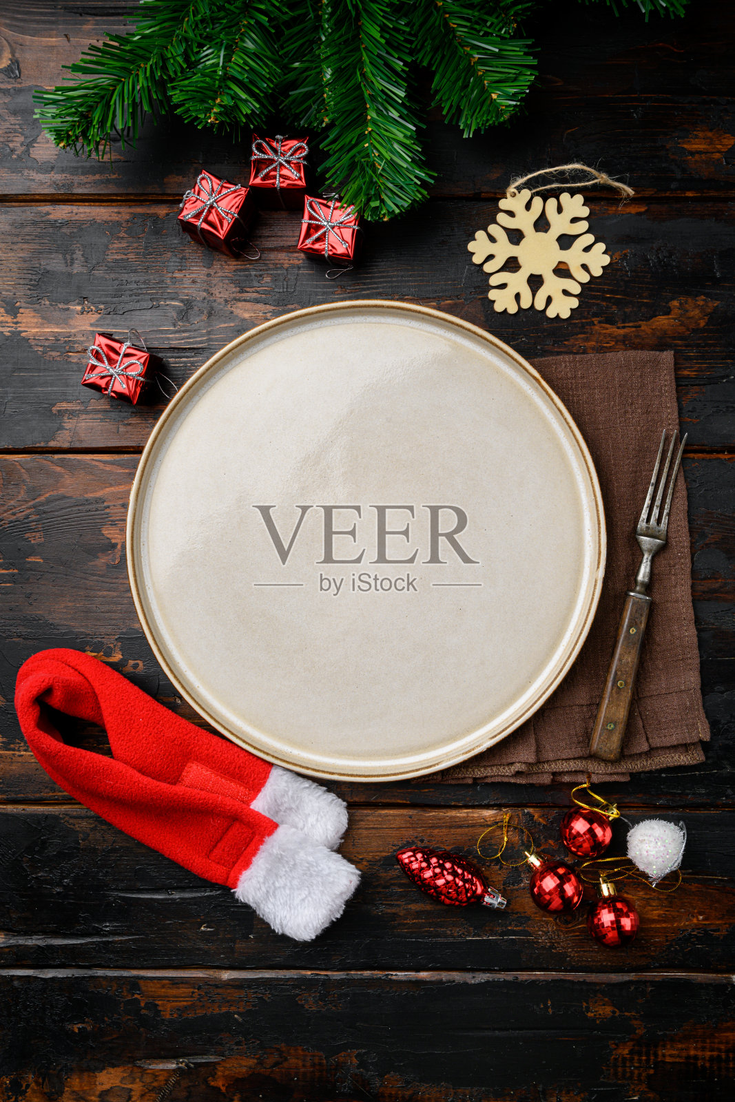 圣诞餐桌设置与复古餐具和装饰，顶视图平铺，与文本或食物的复制空间，在旧的深色木制桌子背景照片摄影图片