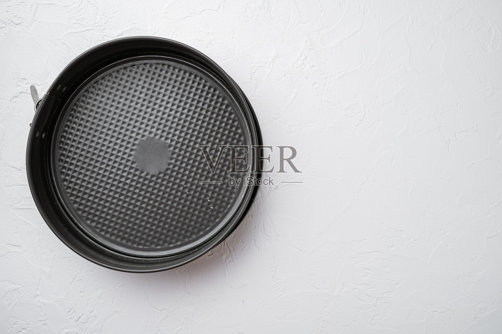 金属空烤盘，带有文本或食物的复制空间，带有文本或食物的复制空间，俯视图平铺，在白石桌子背景上照片摄影图片