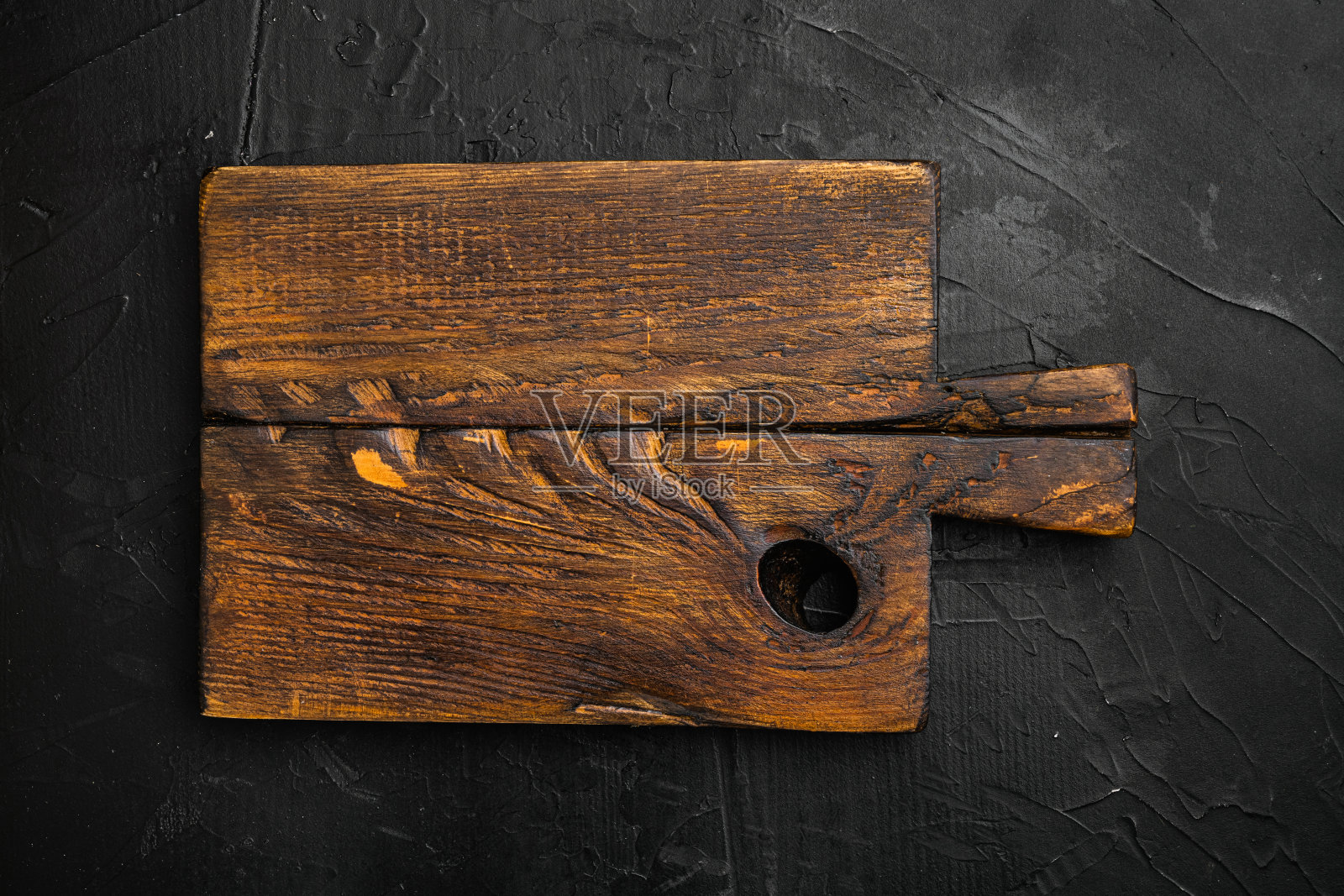 刮痕砧板，俯视图平躺，与文本或食物的复制空间，在黑色背景照片摄影图片