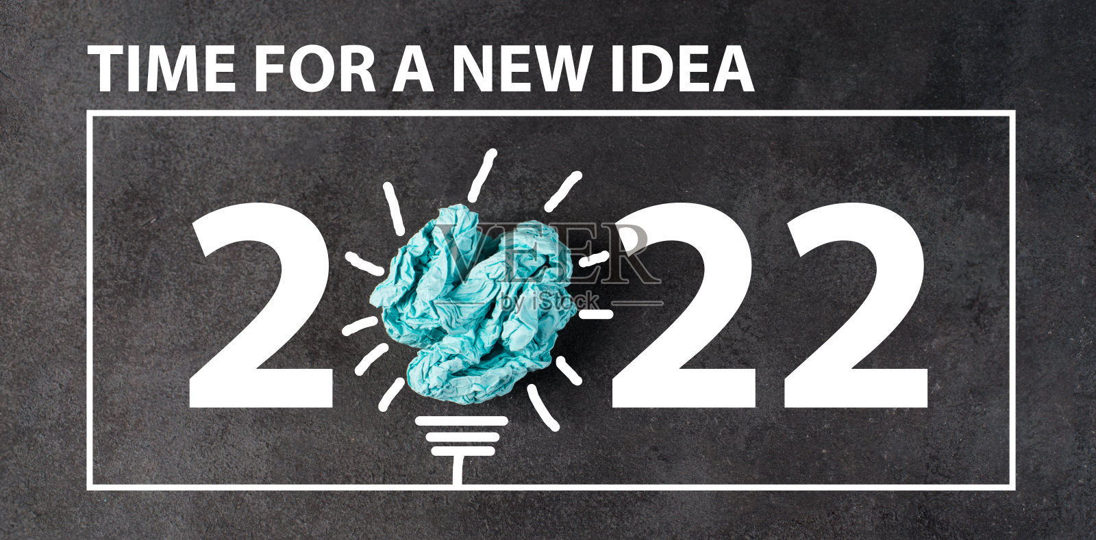 2022年有一个灯泡，新想法的短信时间，黑板照片摄影图片