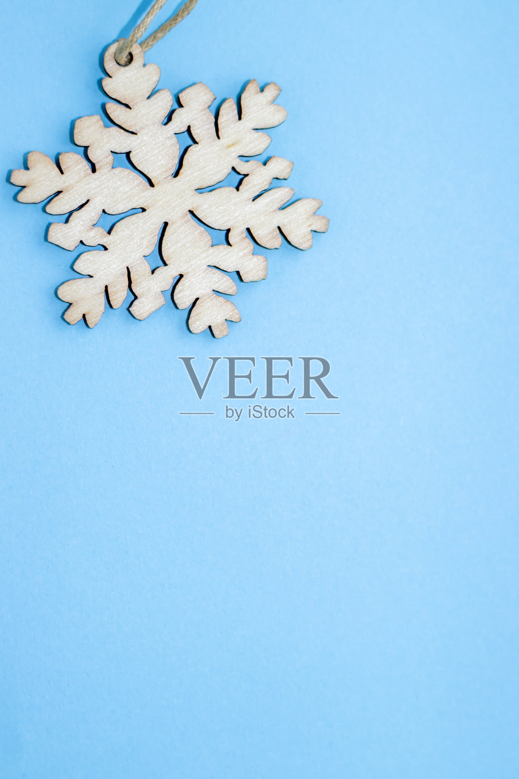蓝色背景：木制杉树玩具雪花照片摄影图片