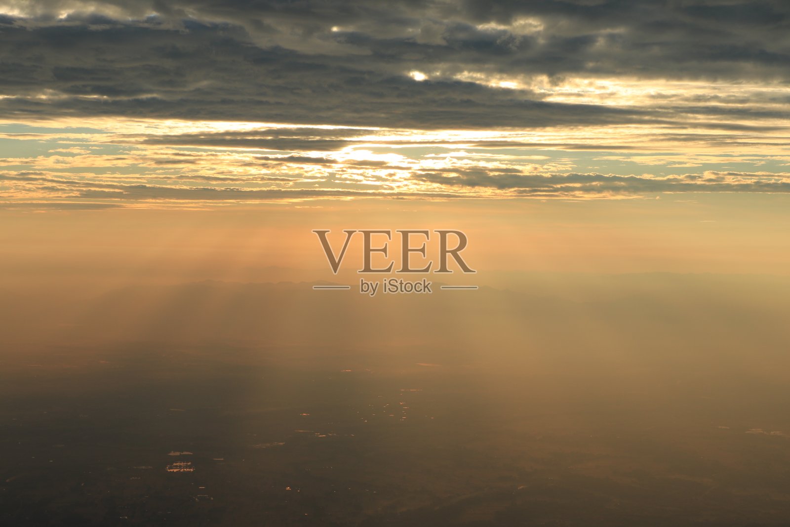 清晨，泰国碧差汶省的日出景观照片摄影图片