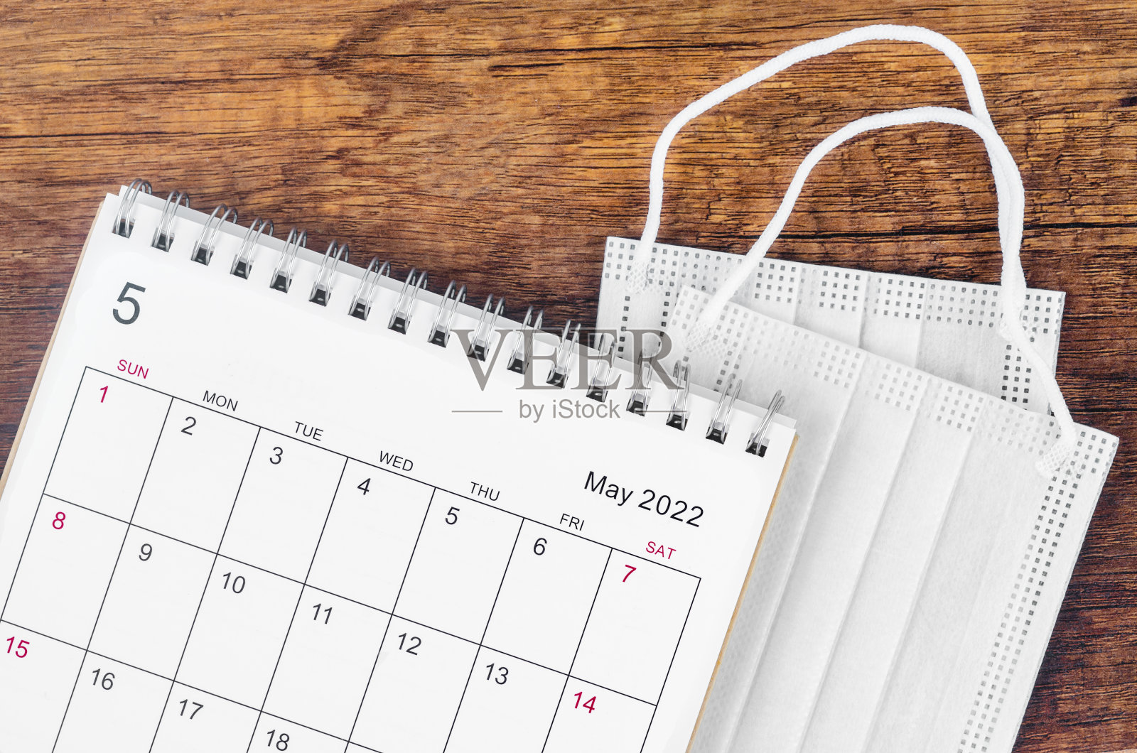 带医用外科口罩的2022年5月日历照片摄影图片