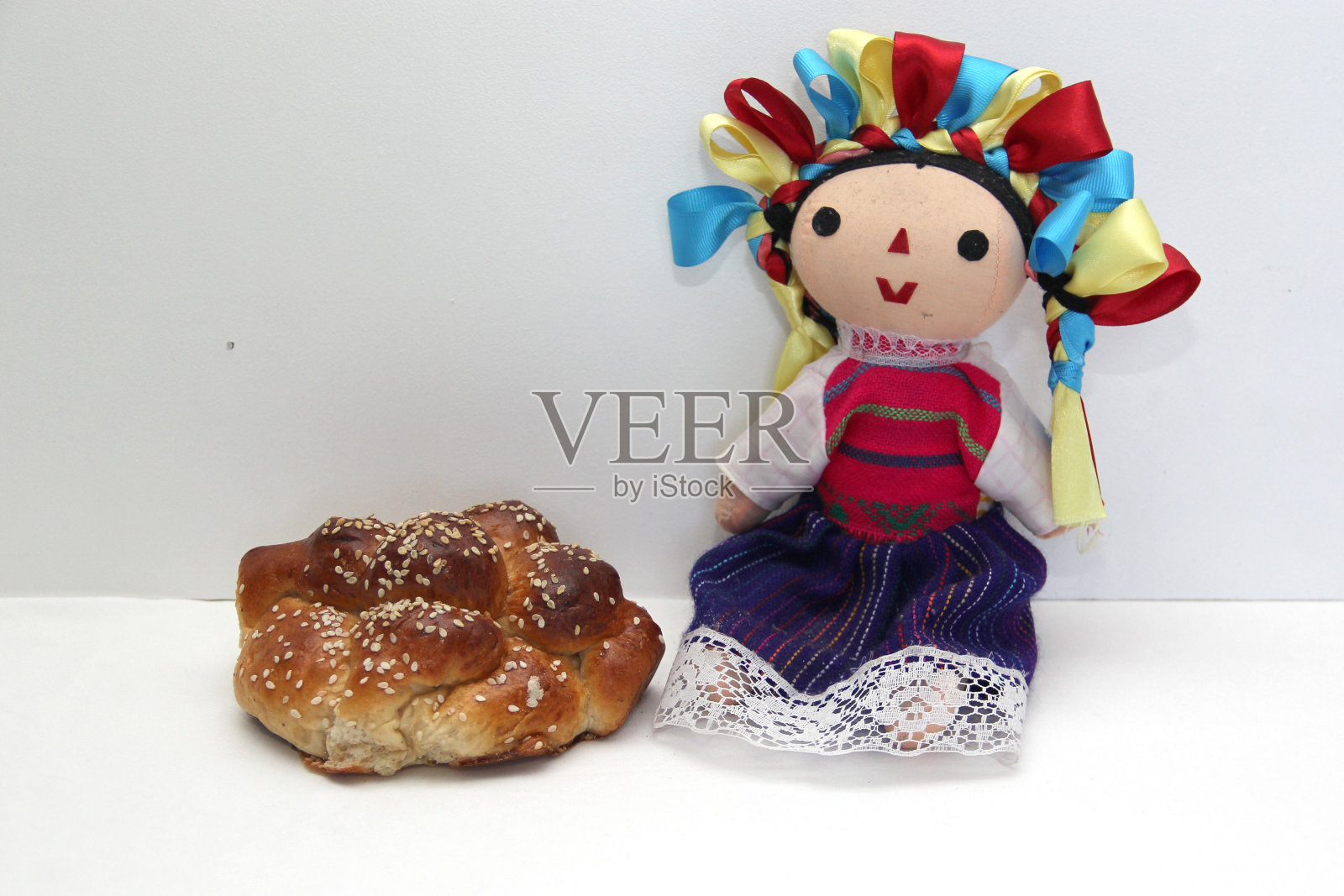 万圣节祭坛上的彩色手工布娃娃和芝麻面包照片摄影图片