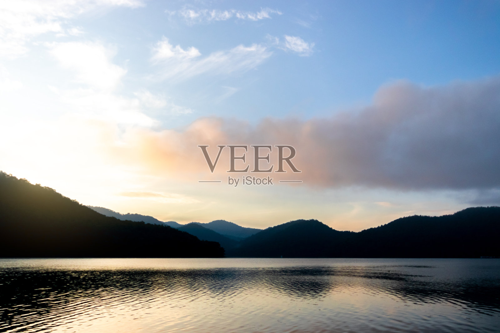 日出和日落在湖的山脉照片摄影图片