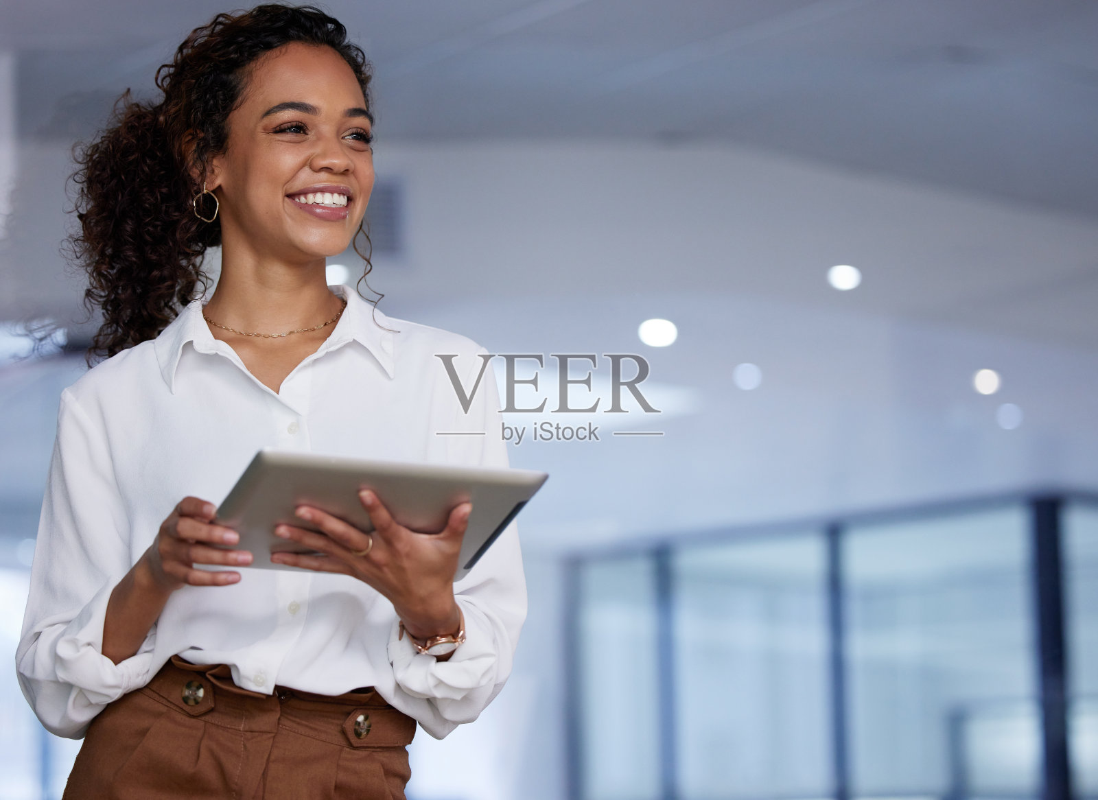 一位年轻的女商人在工作时使用电子平板电脑照片摄影图片