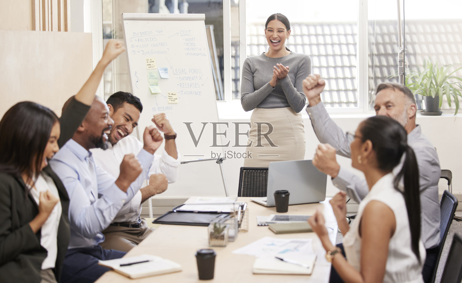 一个漂亮的年轻女商人在会议室的会议上做演讲的裁剪照片照片摄影图片