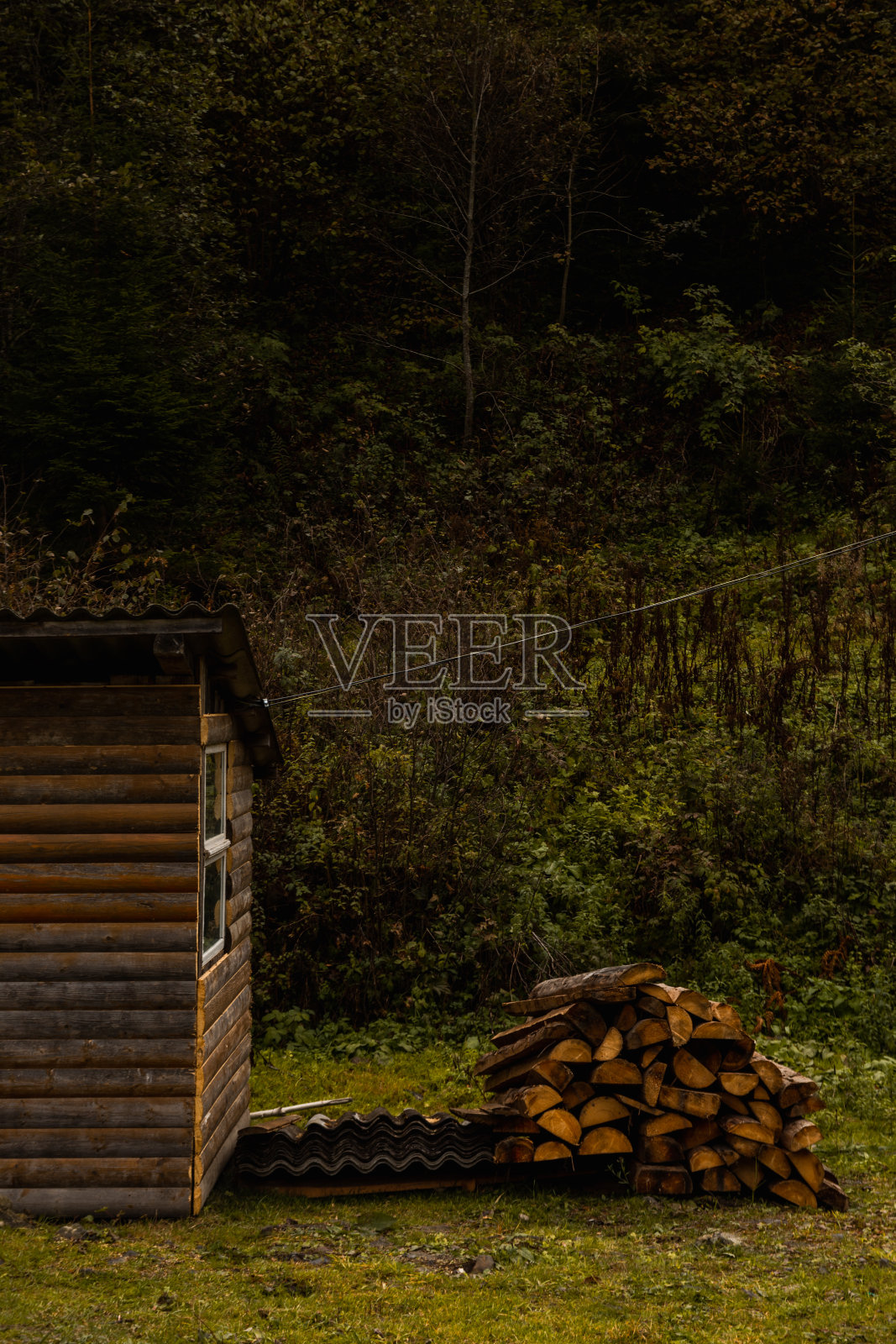 乡下的木制谷仓和柴火堆。乡村秋天的风景与黄色的草。秋天的颜色。照片摄影图片