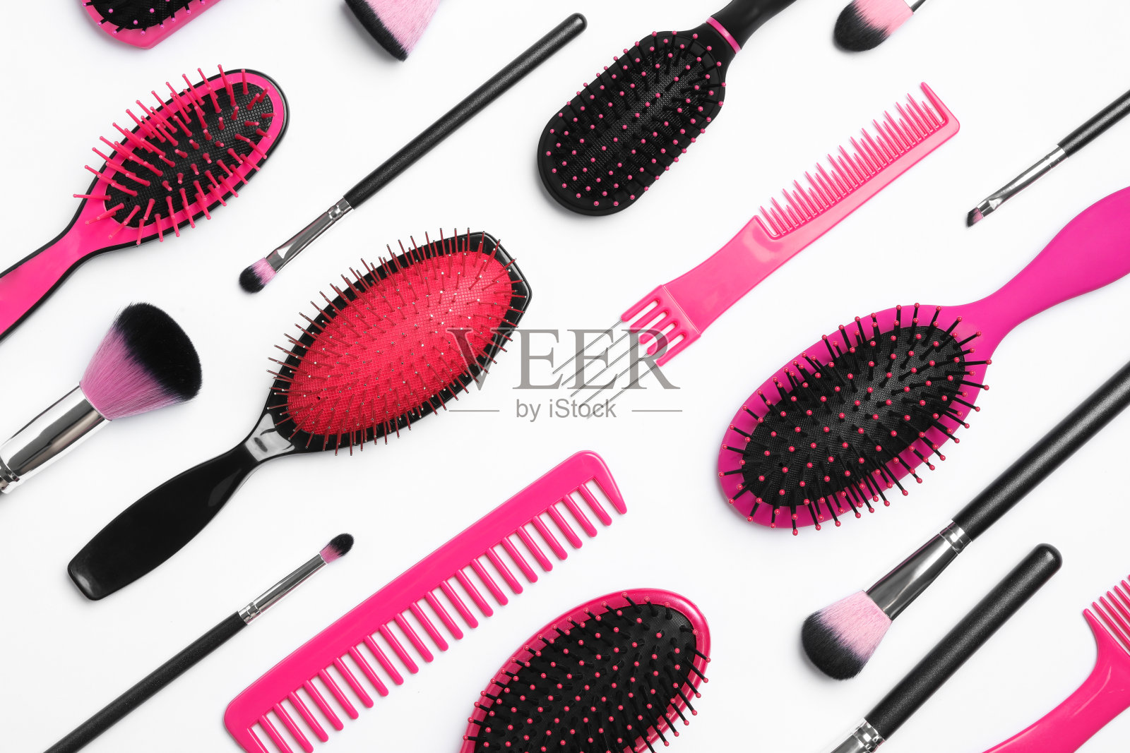 用梳子和刷子在白色背景上组成，俯视图照片摄影图片