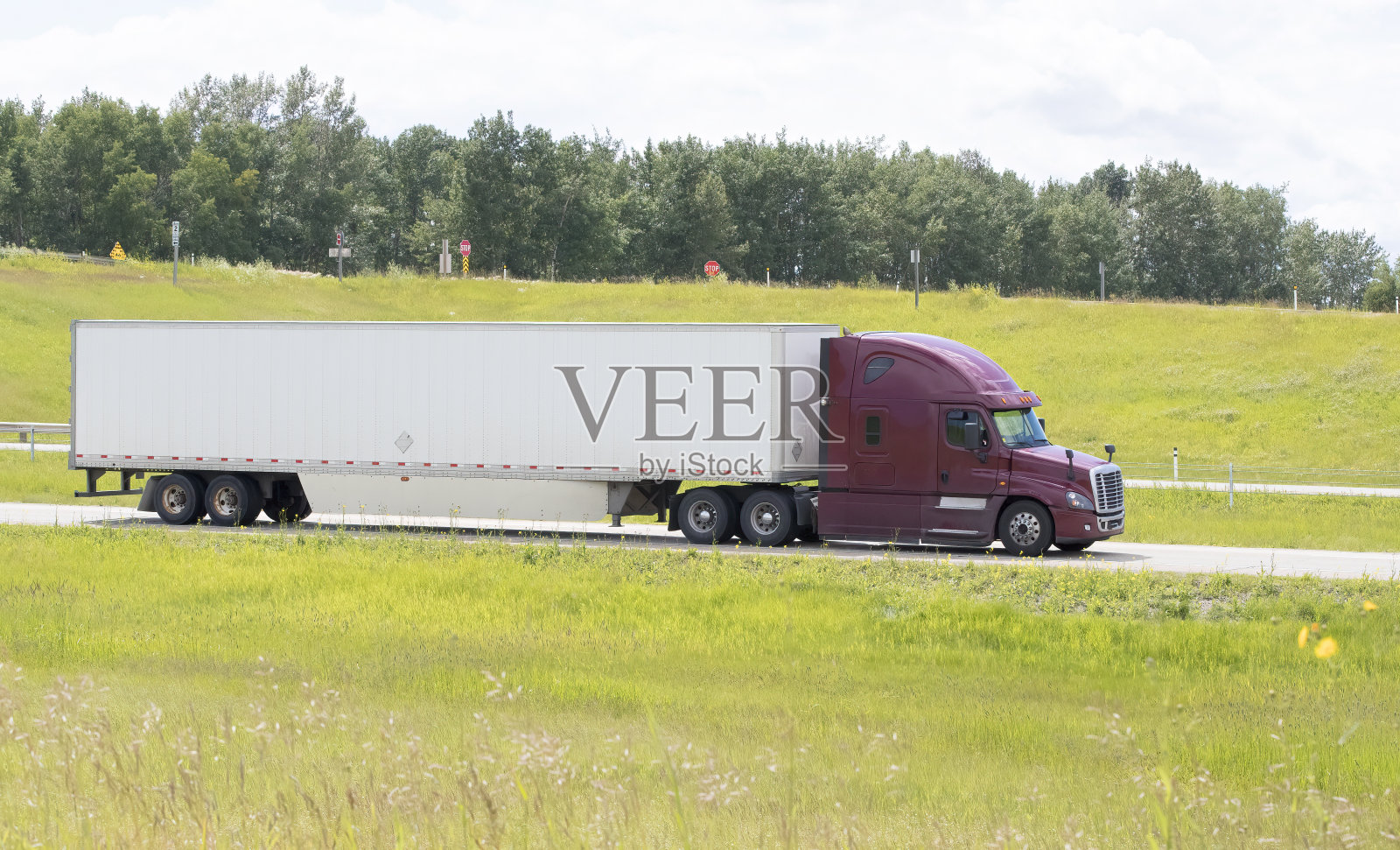 路上的重型货物照片摄影图片