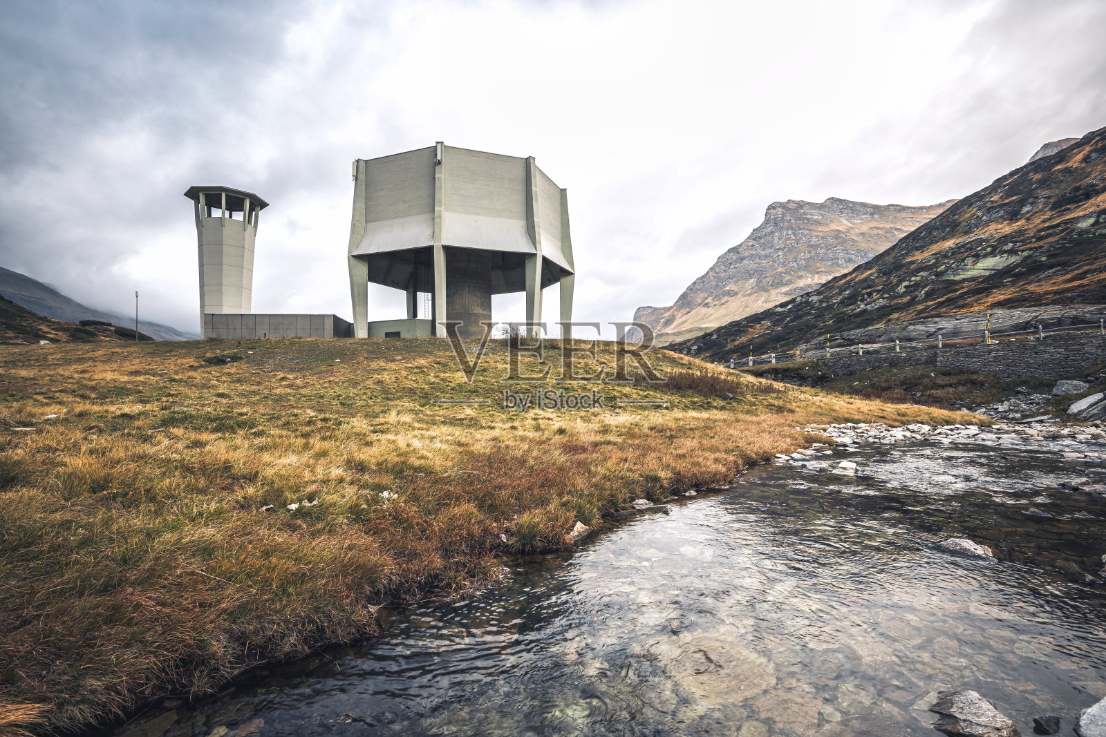 瑞士阿尔卑斯山圣贝纳迪诺隧道的混凝土通风竖井塔照片摄影图片