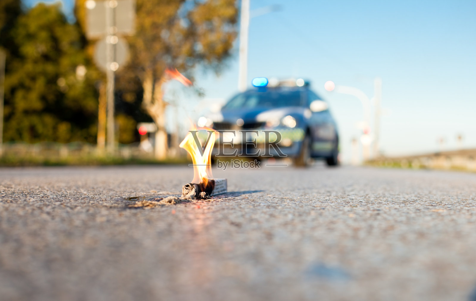 意大利警方处理一起道路交通事故。照片摄影图片