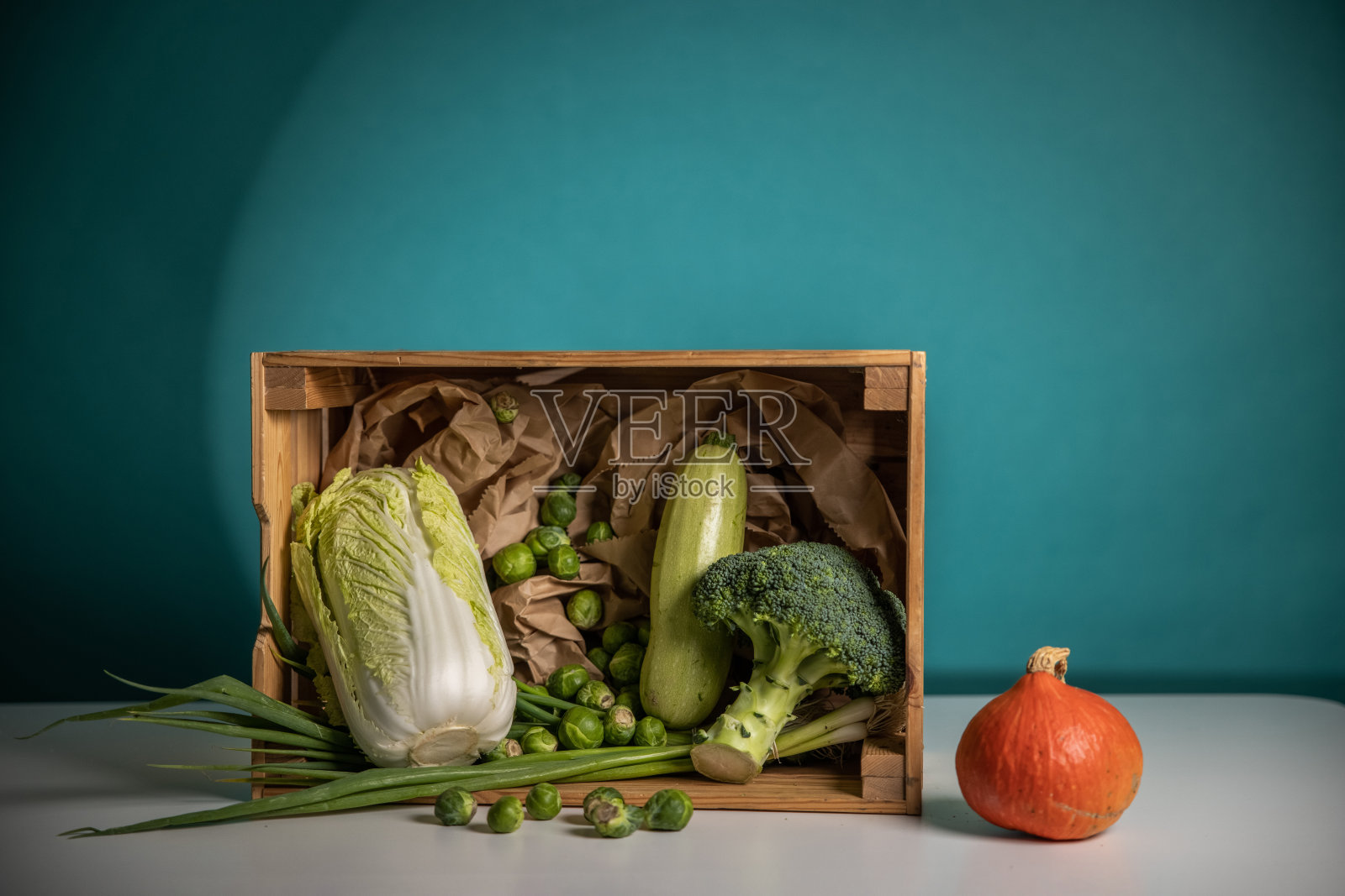 木制的篮子放在桌子上，里面有新鲜的蔬菜照片摄影图片