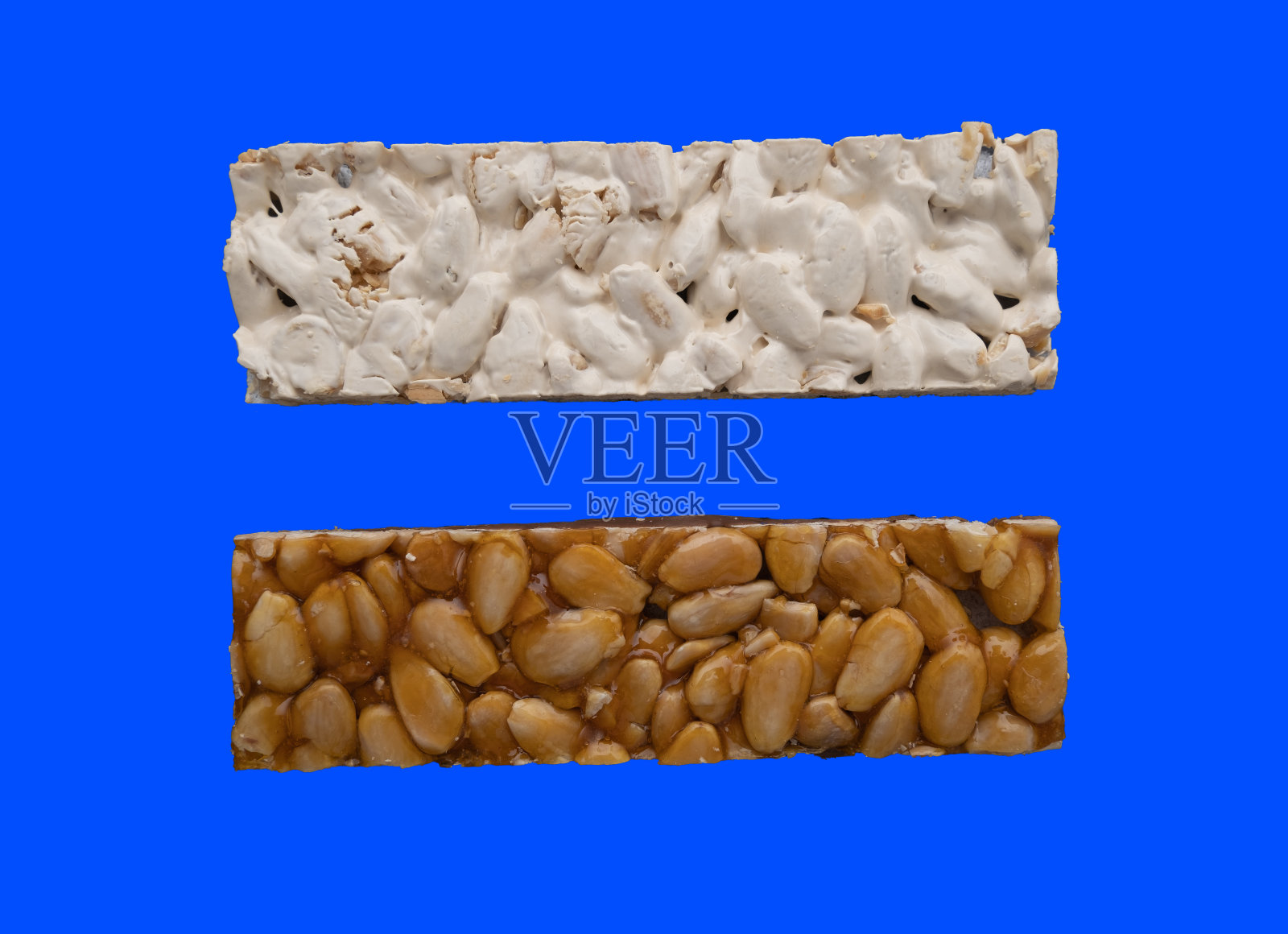 在蓝色背景上的两种不同类型的西班牙Turrons的俯视图照片摄影图片