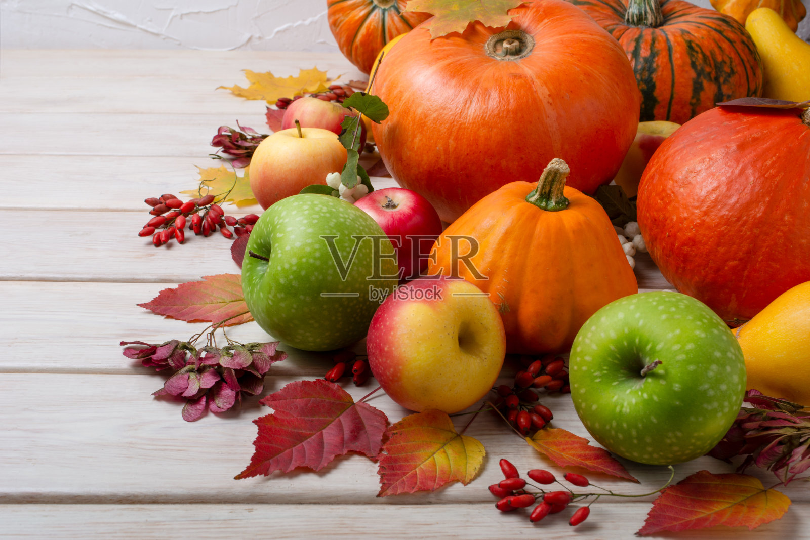 白色木桌上有南瓜的秋季中心装饰品照片摄影图片
