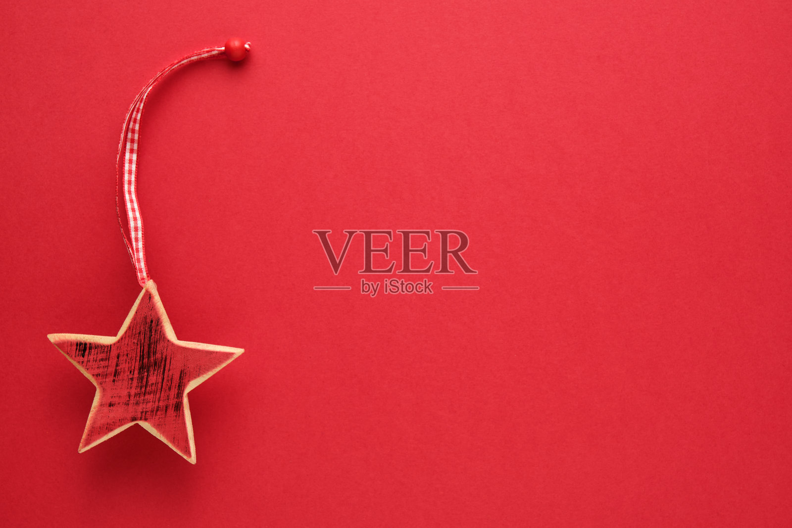 红色背景上的星形圣诞树装饰照片摄影图片