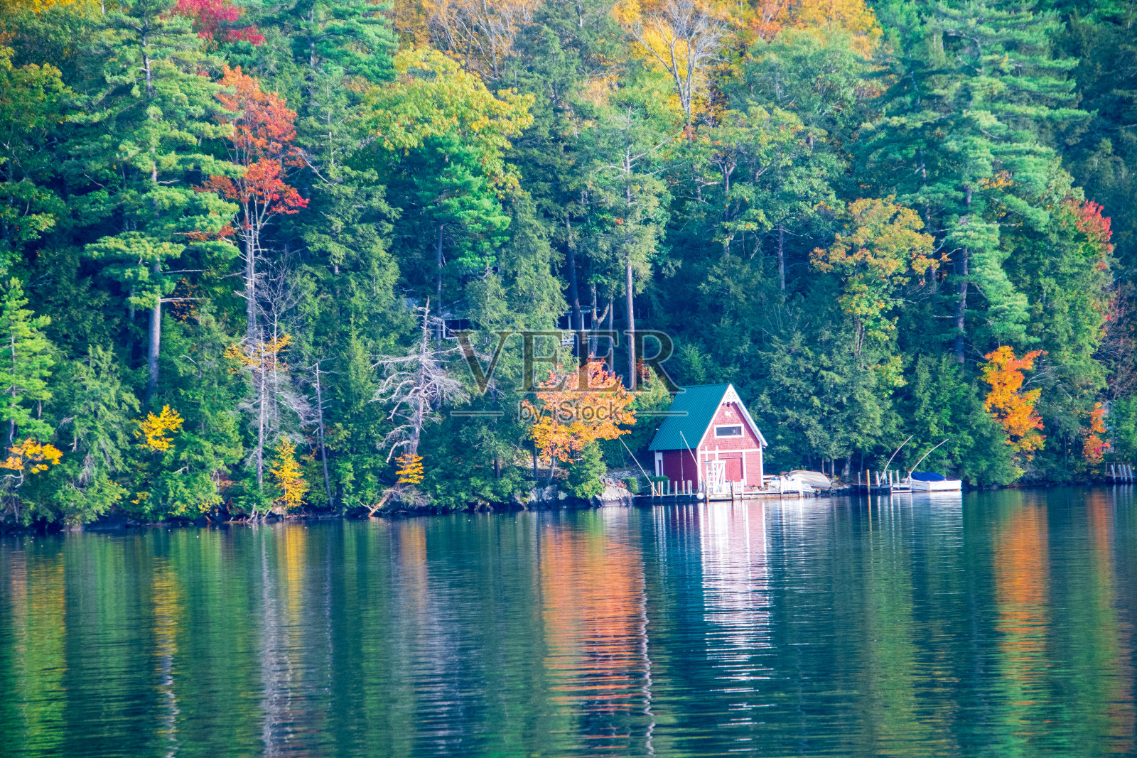 湖岸的秋色照片摄影图片