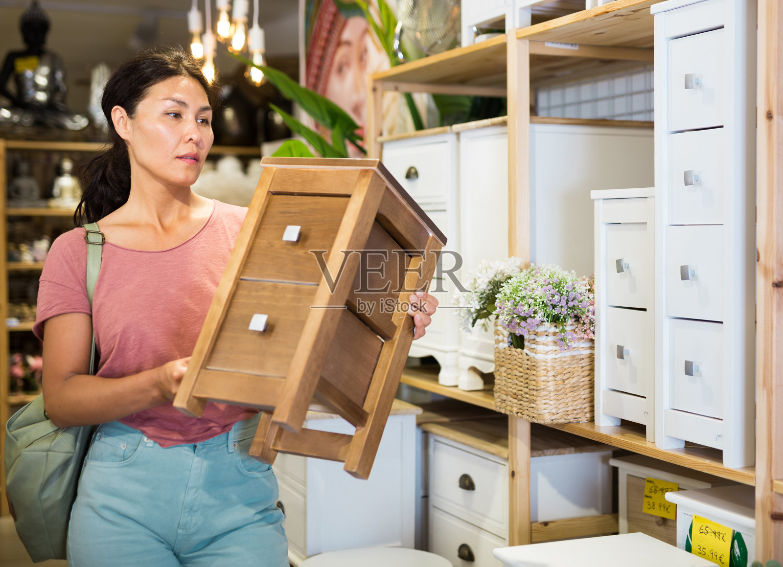 亚洲女性在店内选购木制马桶照片摄影图片