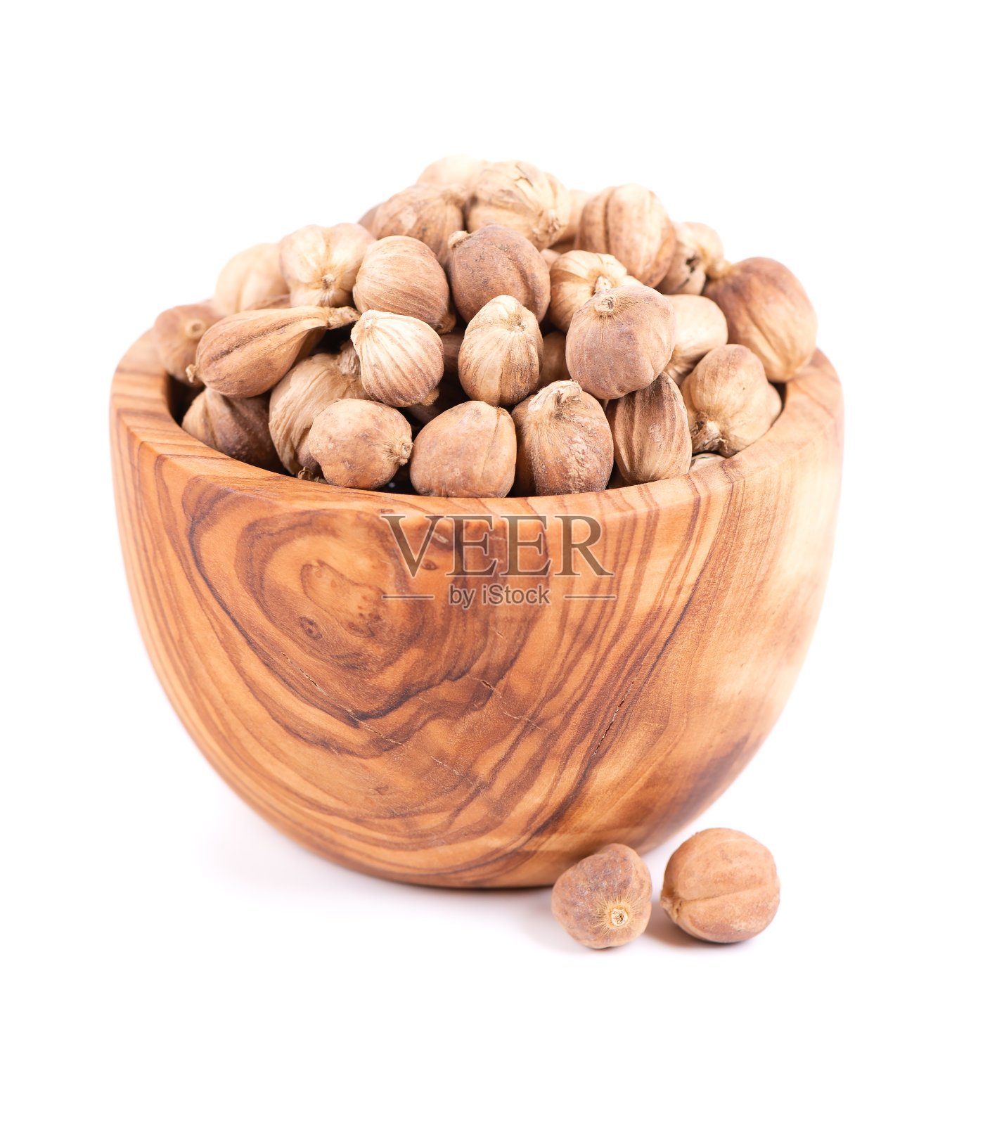 一堆白色小豆蔻豆荚在橄榄碗，孤立在白色背景。爪哇小豆蔻。草果kepulaga。剪切路径。照片摄影图片