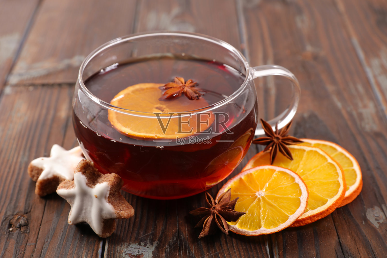 姜饼曲奇和香料的冬季茶照片摄影图片