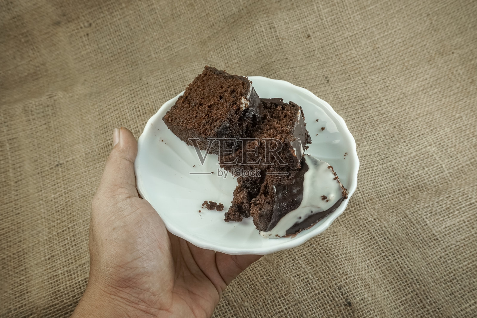 手握布朗尼蛋糕的特写镜头照片摄影图片