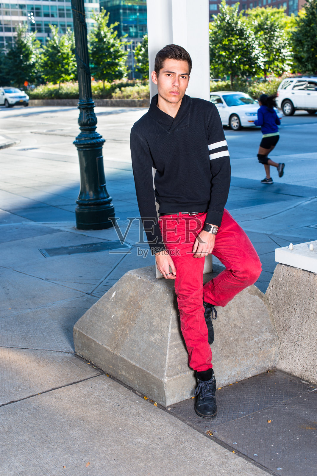 年轻人站在纽约市的户外，放松，思考照片摄影图片