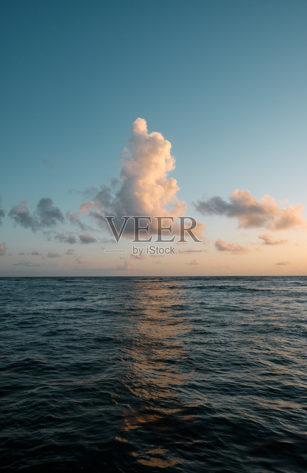 大西洋上空的云层。海景。照片摄影图片