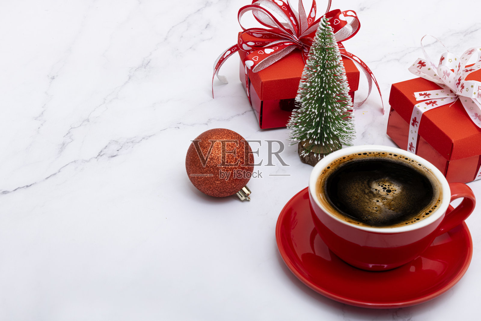 圣诞餐桌装饰。照片摄影图片