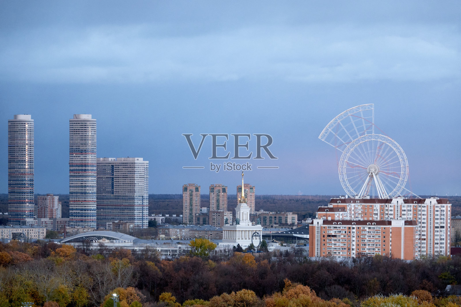 VDNKh的主要入口和摩天轮的建设。照片摄影图片