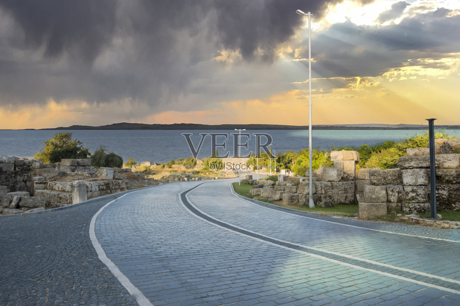 石头铺就的道路的景色。安塔利亚。照片摄影图片