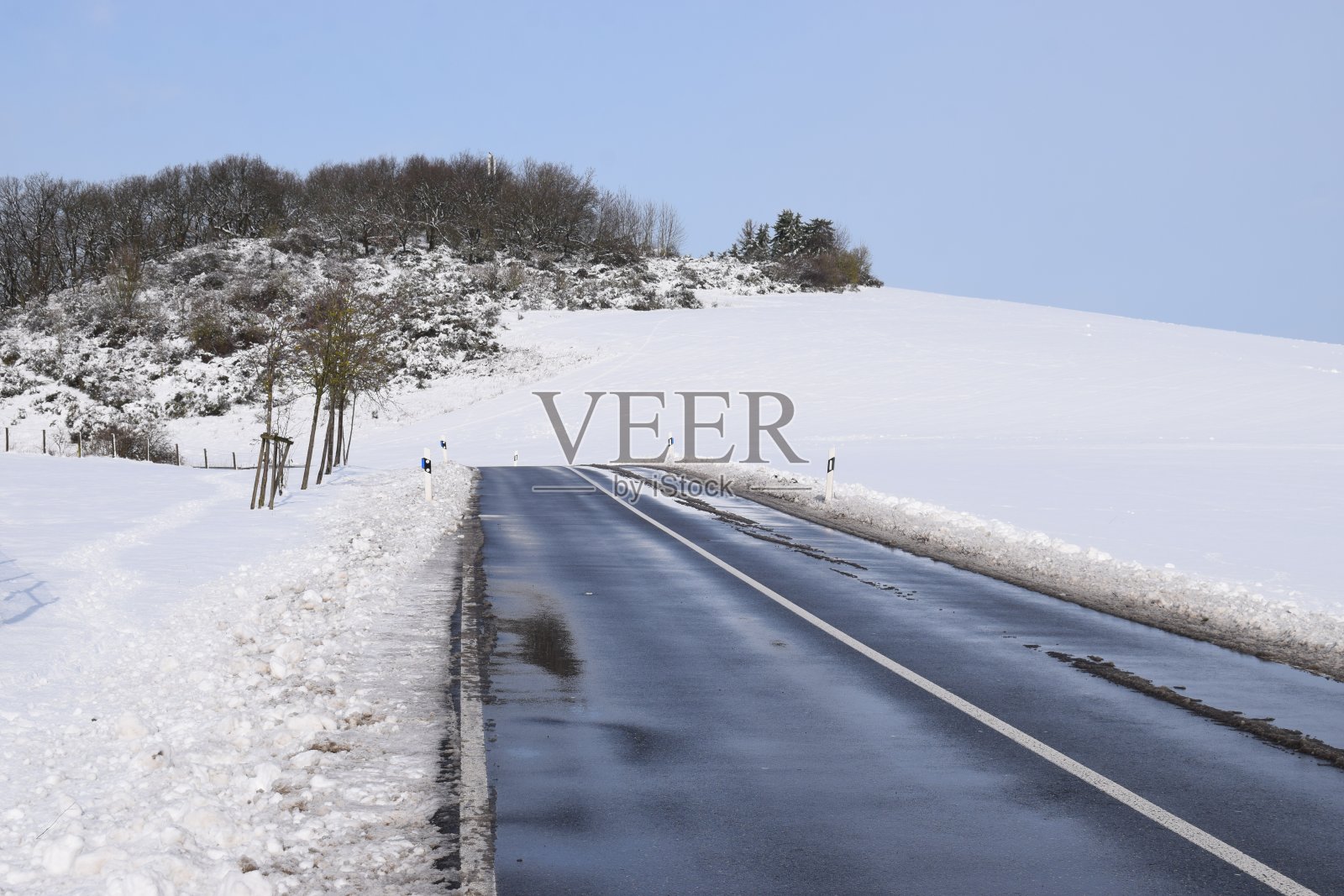 道路穿越积雪覆盖的景观照片摄影图片