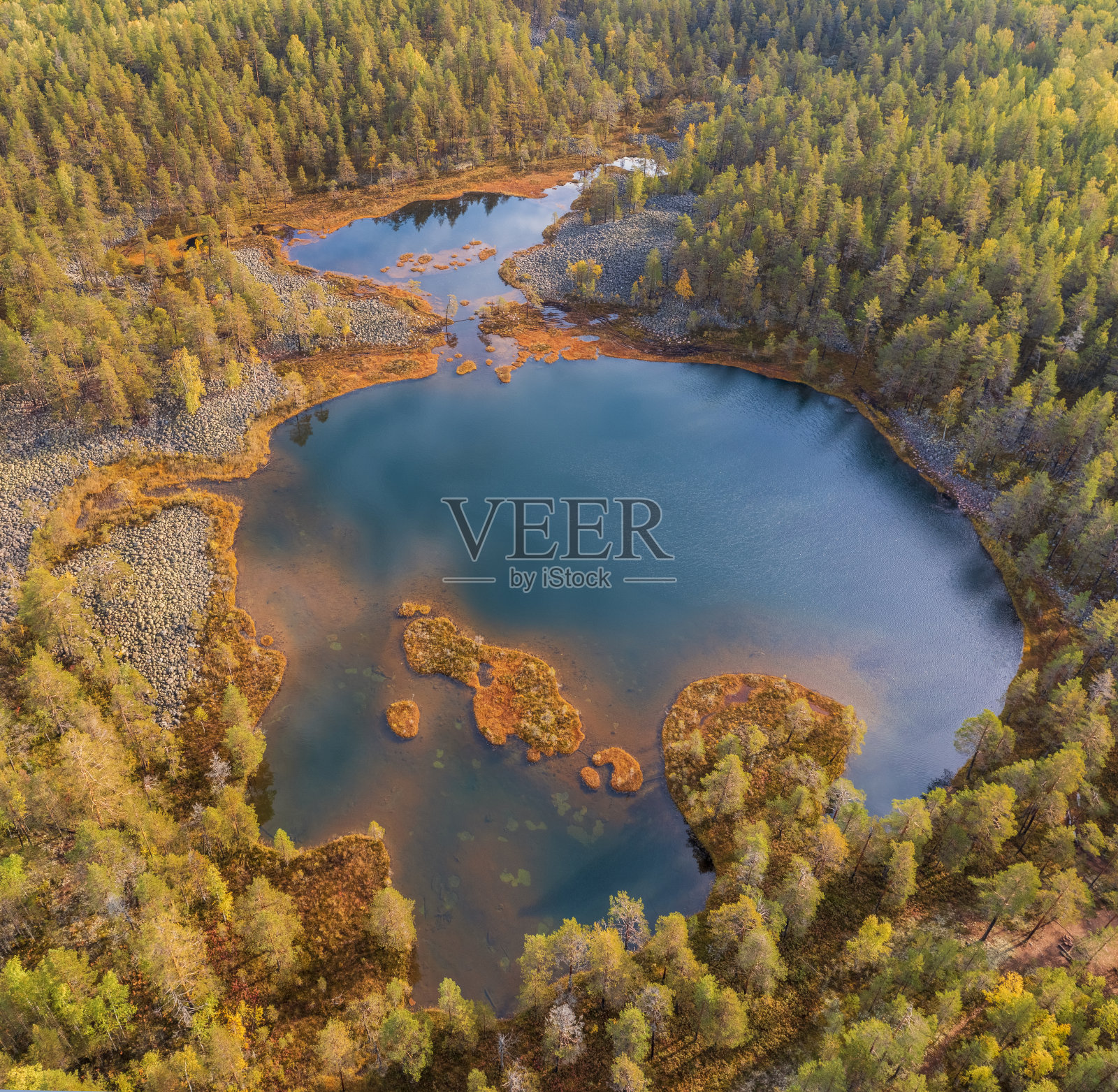 Uksinskaya Ozovaya山脊或Uksinsky oz与湖，卡雷利阿冰川景观的自然纪念碑，顶部鸟瞰无人机照片摄影图片