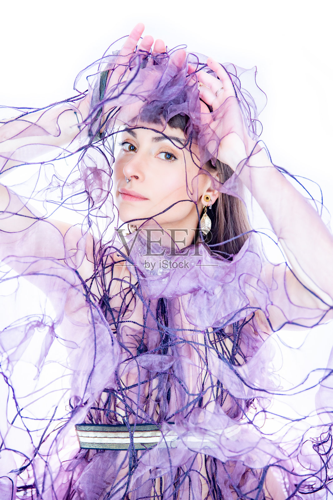 漂亮的女人透过她的蕾丝时装照片摄影图片