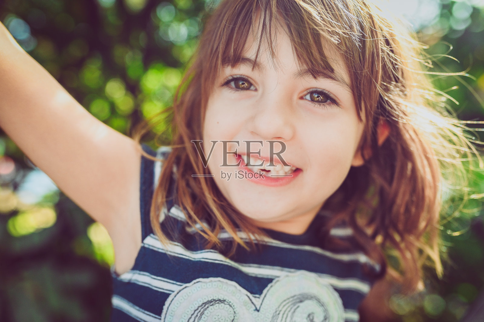 古怪淘气的小孩子表现出自己的个性照片摄影图片