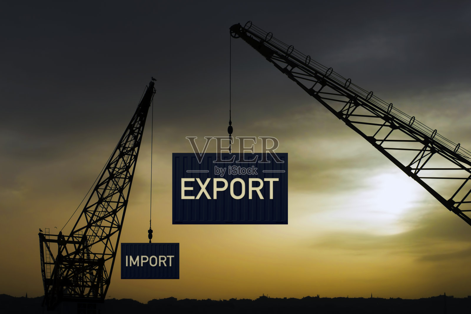 在港口吊起集装箱的起重机照片摄影图片