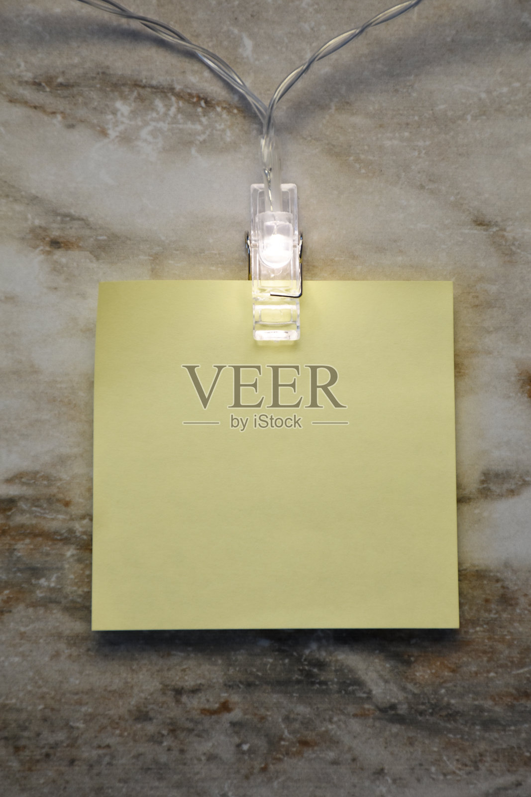 空纸条纸挂在圣诞彩灯与大理石纹理背景照片摄影图片