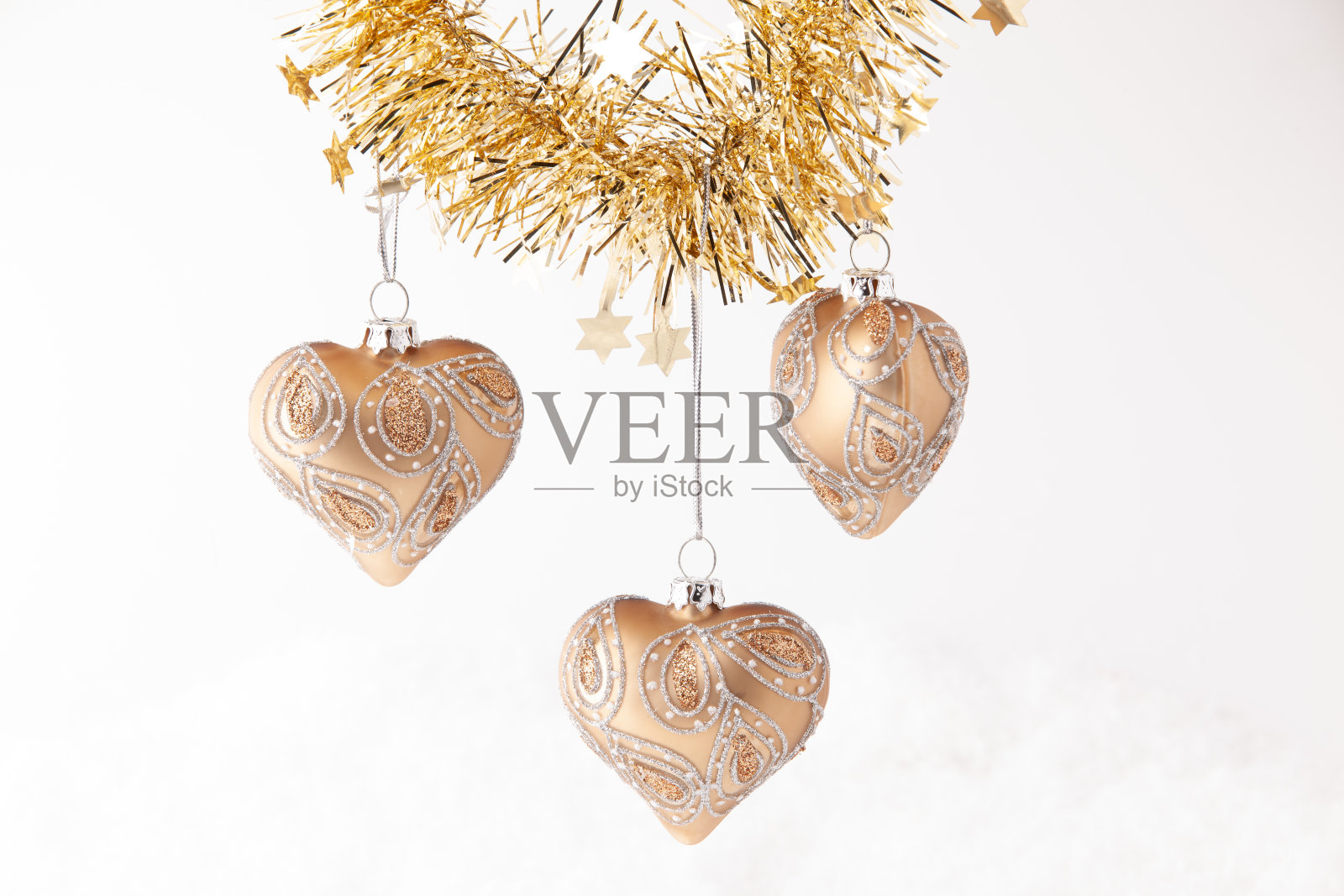 香槟色的心形圣诞装饰品挂在一个杰兰德照片摄影图片