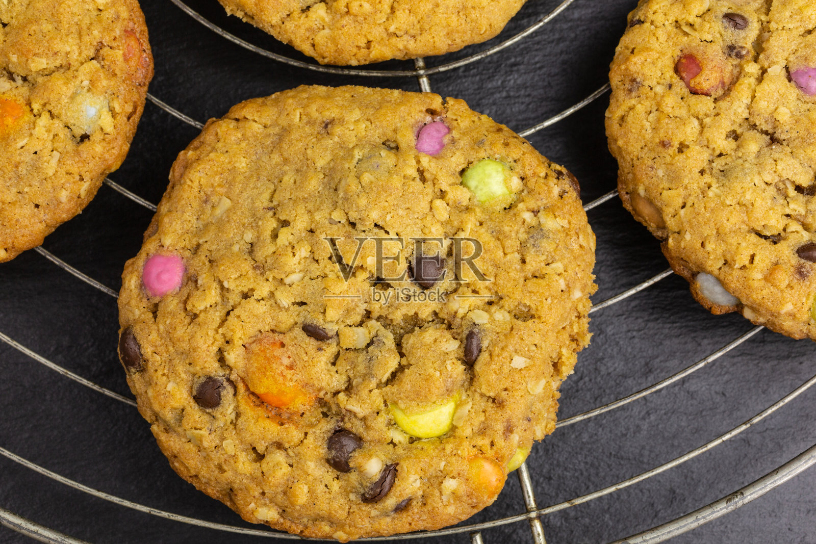 带有彩色巧克力糖果的巧克力饼干照片摄影图片