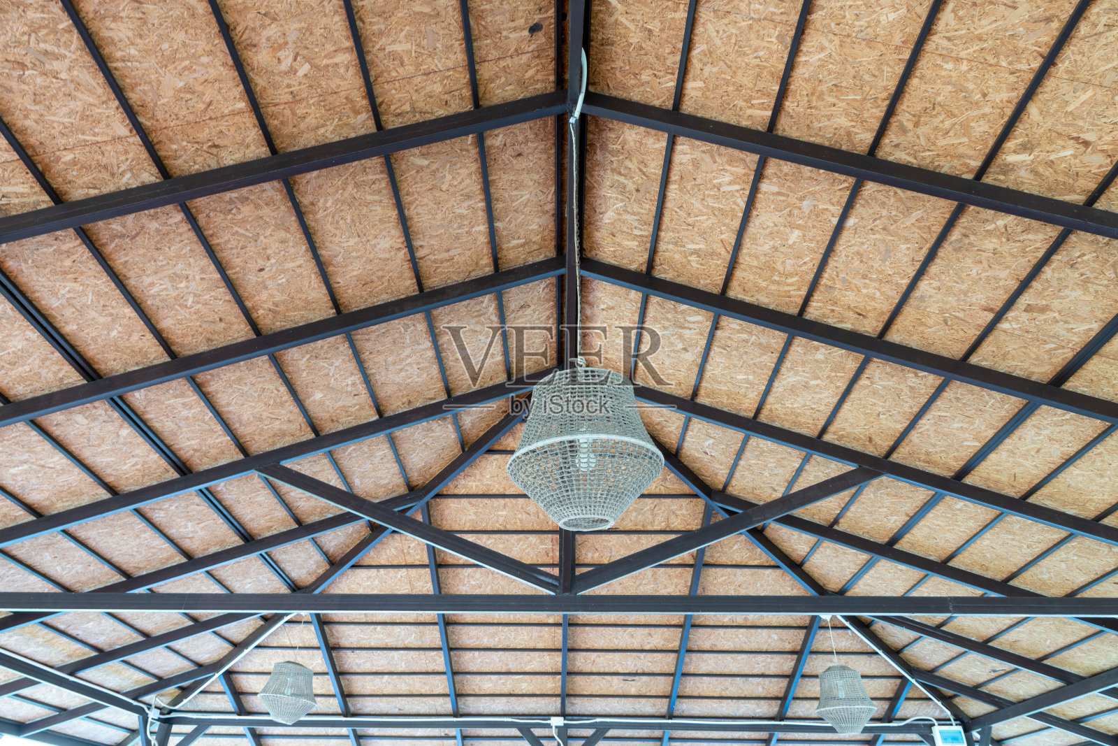 屋顶钢结构。阳光和雨水的屋顶。照片摄影图片