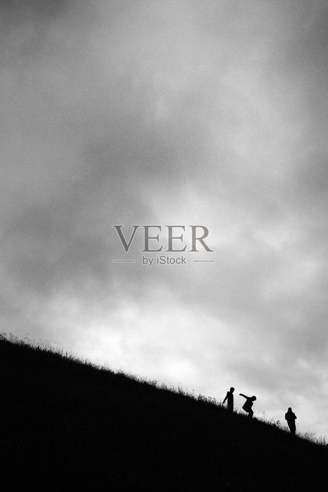 男孩和女孩在山上玩耍和奔跑照片摄影图片