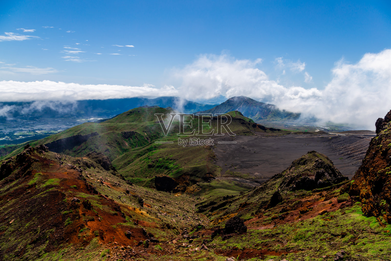 风景高角度的山，阿苏镇，和火山土壤照片摄影图片