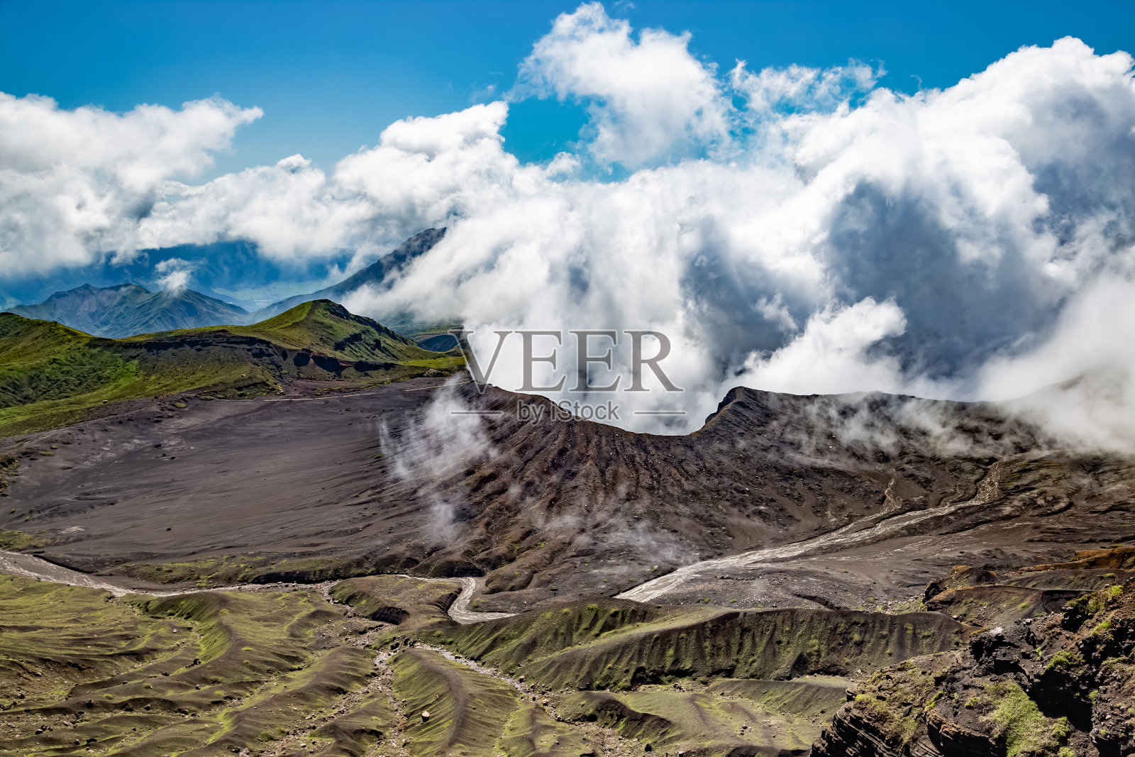 在阿苏火山口，阿苏镇的火山景观，云的风景照片摄影图片
