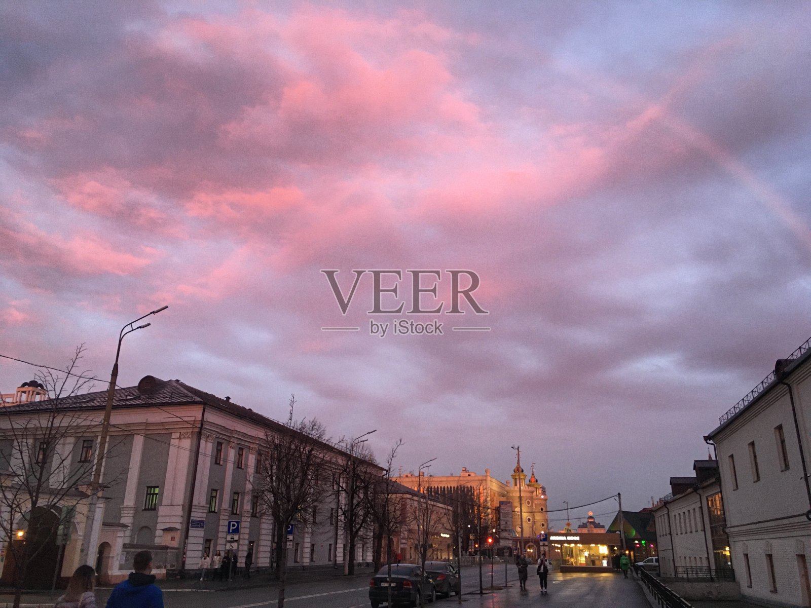 春天的彩虹笼罩着城市照片摄影图片