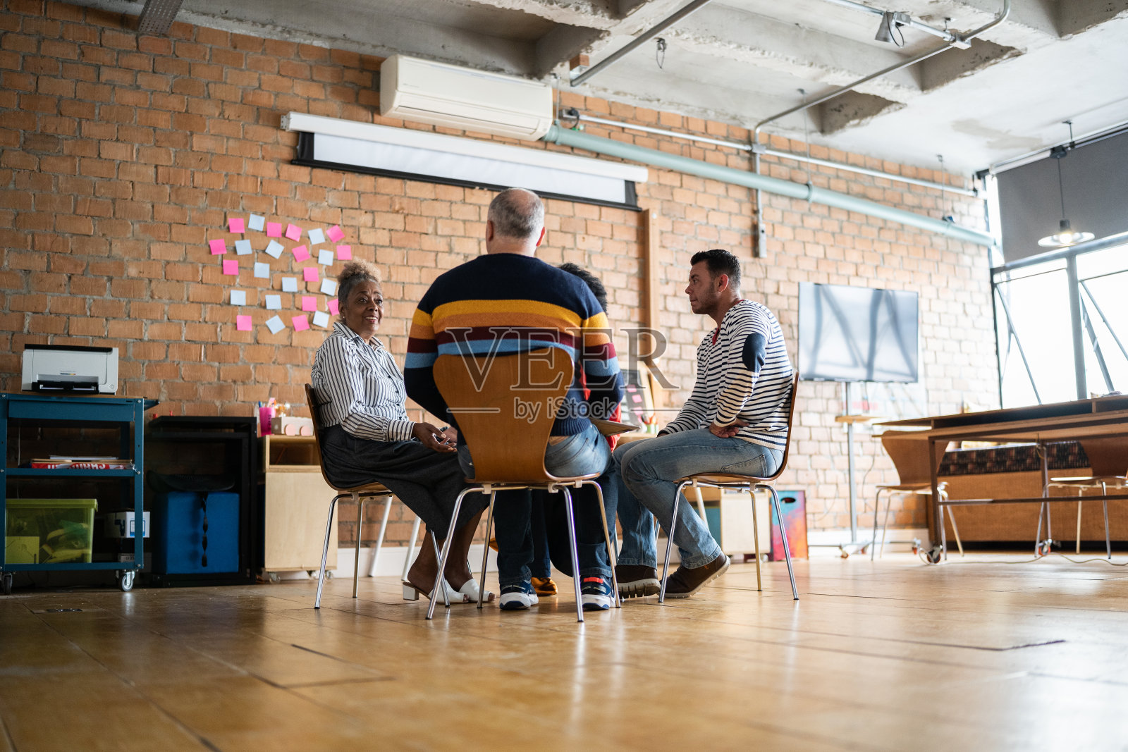 在共享办公空间进行团体治疗的人们照片摄影图片